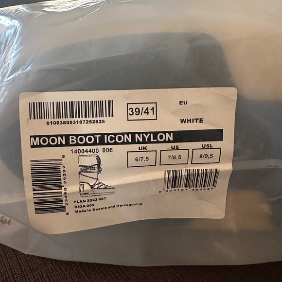 White Icon Moon Boots - Picture 7 of 10